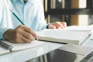 Tabla con los principales conectores en inglés B2 clasificados por tipo, incluyendo ejemplos para mejorar coherencia en writing y speaking.