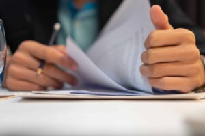 Imagen descriptiva sobre las diferencias entre Auxiliar Administrativo y Administrativo en España, funciones, requisitos y acceso en 2024