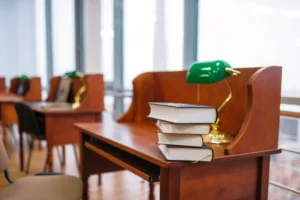 Estudiante preparando sus oposiciones en 2026 con libros y apuntes sobre la mesa.
