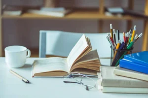 Estudiante preparando oposiciones con libros y apuntes organizados