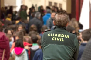 Jubilación Guardia Civil: agente de espaldas en un acto público
