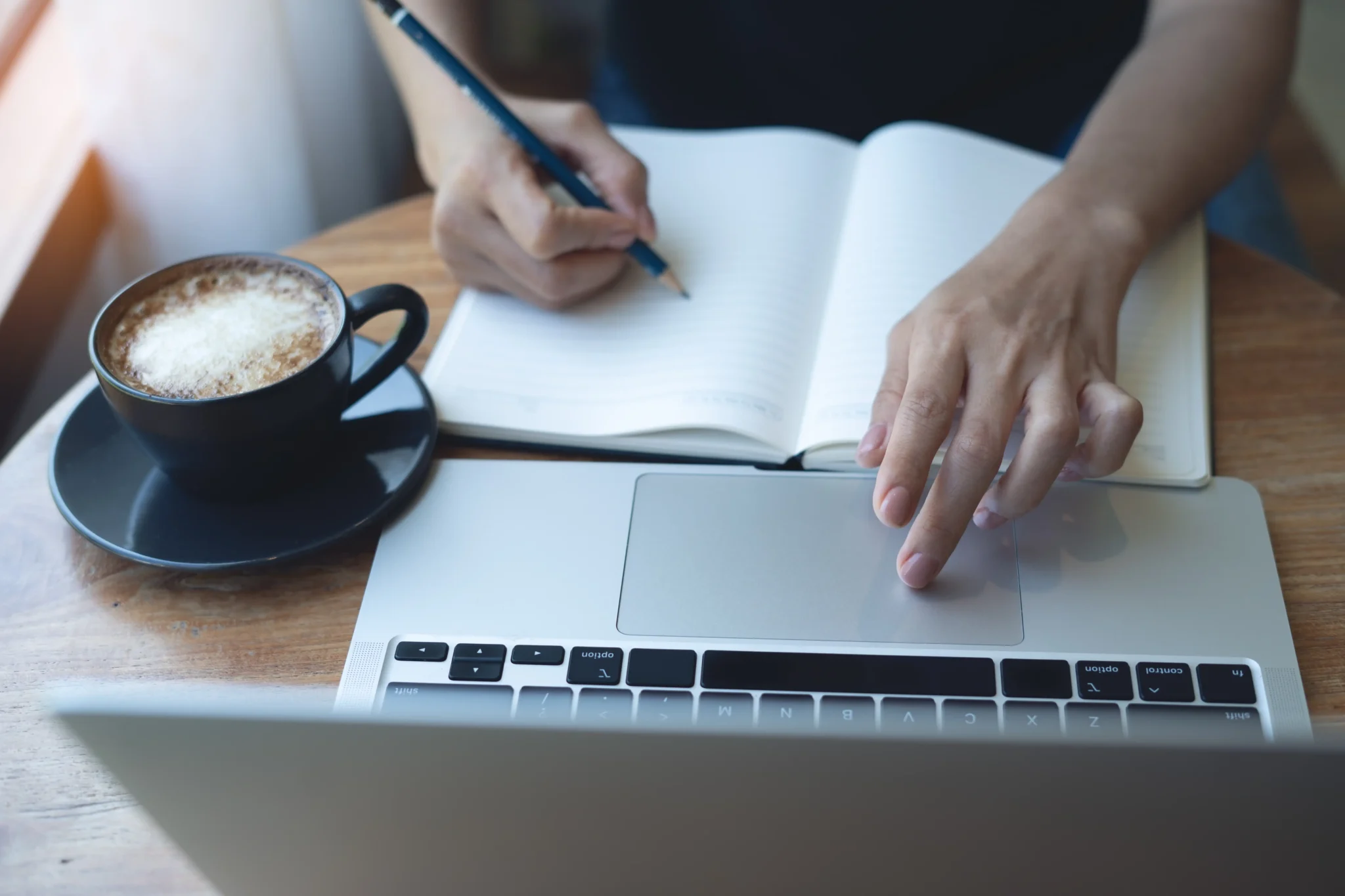 Graduado ESO para adultos: mujer estudiando online