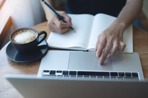 Graduado ESO para adultos: mujer estudiando online